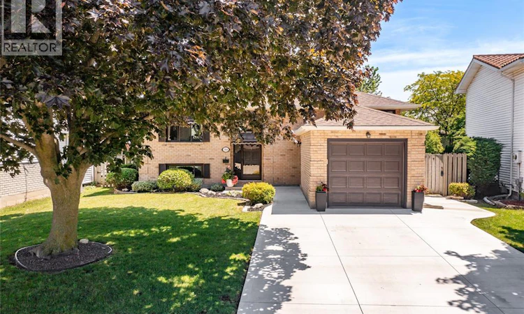 384 Amberly Crescent