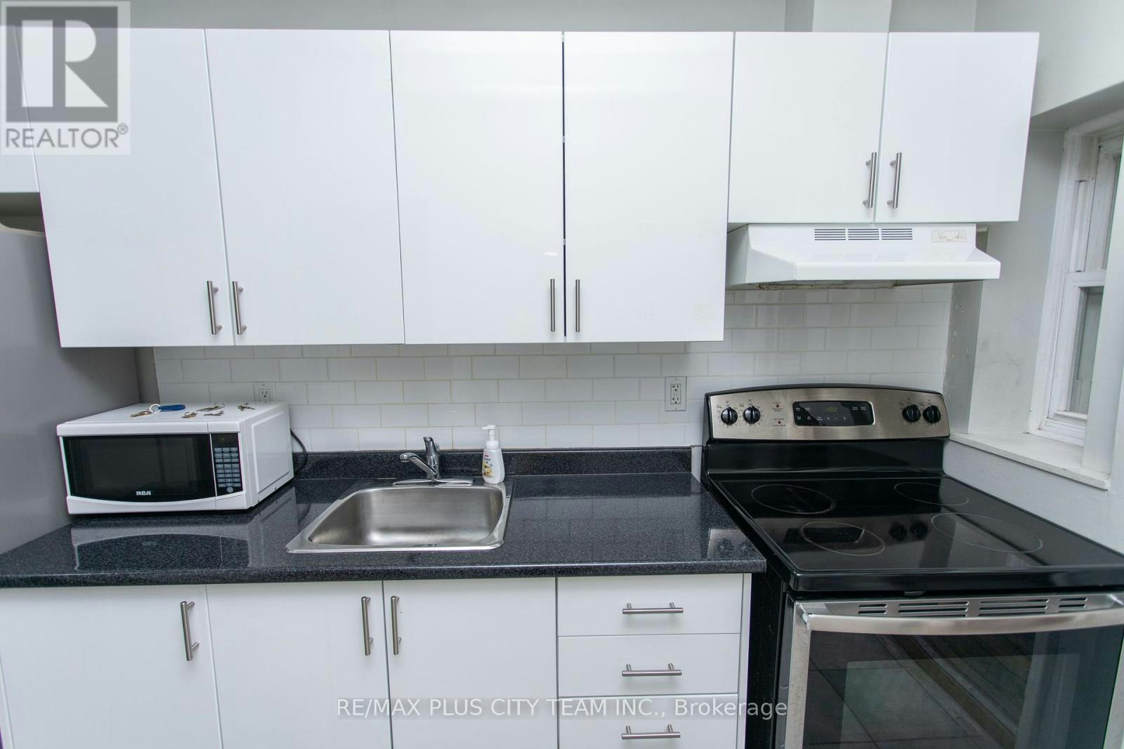 2-682 Bathurst Street, Toronto, ON, M5S 2R3 - 7