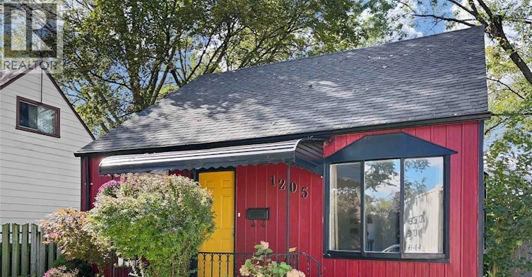 1205 Oak Avenue, Windsor, ON, N8X 2B2