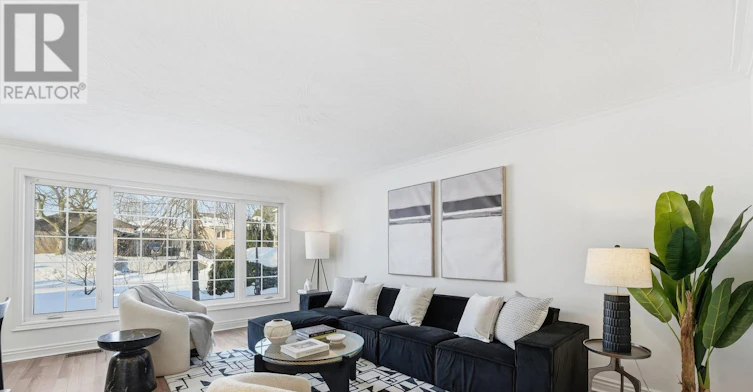 9 Del Ria Drive, Toronto, ON, M6L 1L9 - 10
