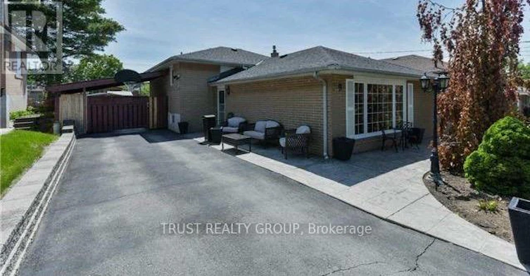 9 Del Ria Drive, Toronto, ON, M6L 1L9 - 4