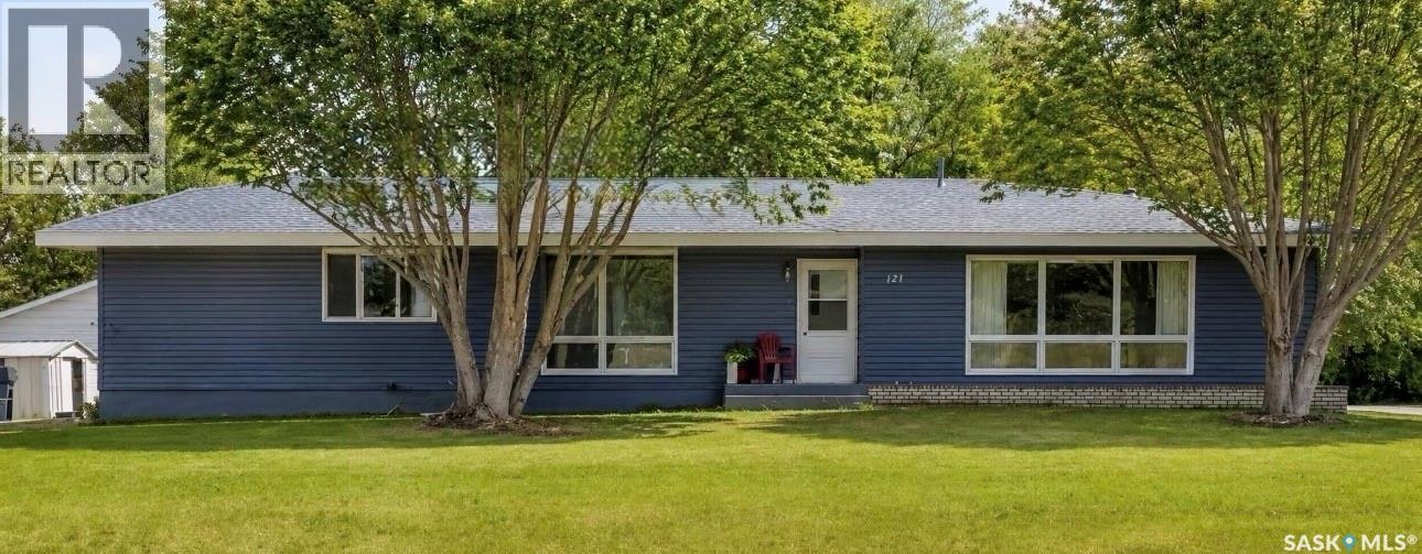 121 4th Street E, Nipawin, SK, S0E 1E0