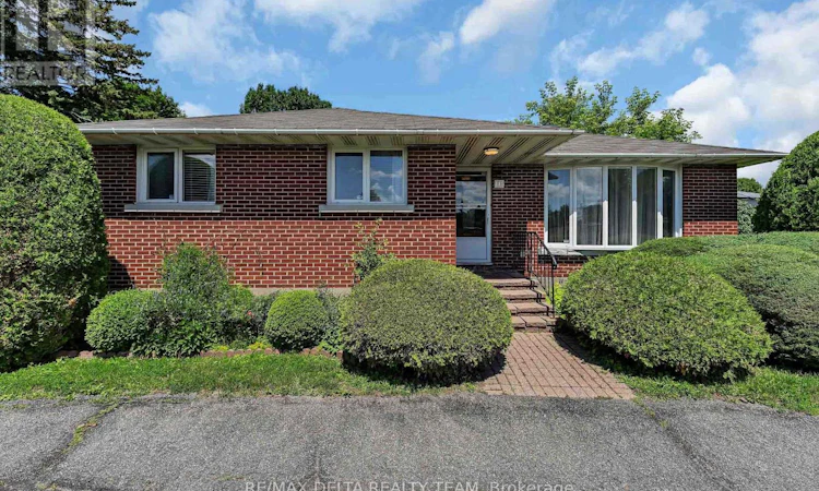 115 Meadowlands Drive W