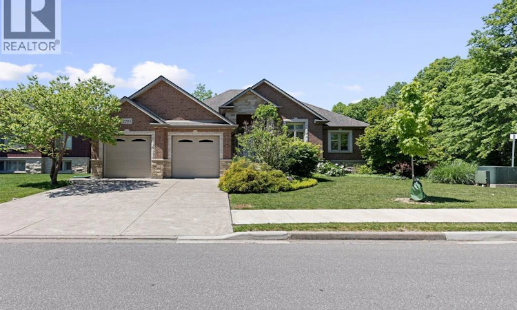 2203 Roxborough