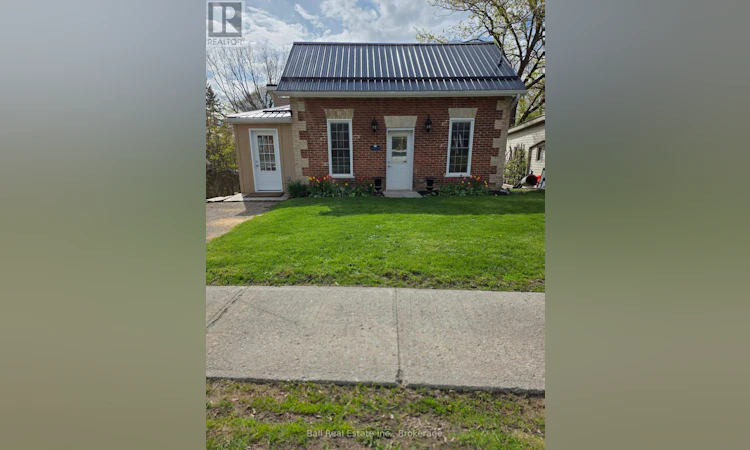 28 Booth Street N