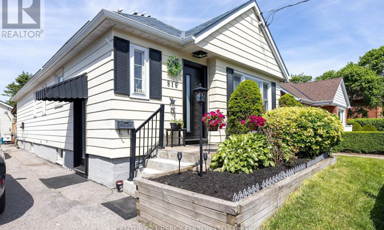 816 Simcoe Street N