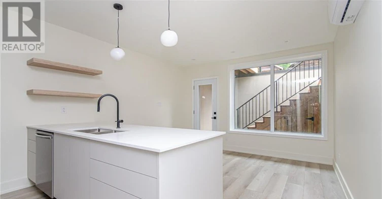 2-13B Fifth Avenue, Ottawa, ON, K1S 2M2 - 2