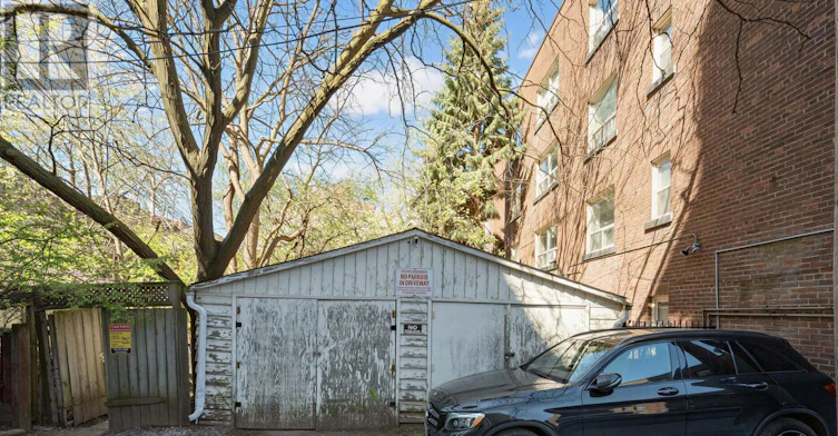 29 Raglan Avenue, Toronto, ON, M6C 2K7 - 31