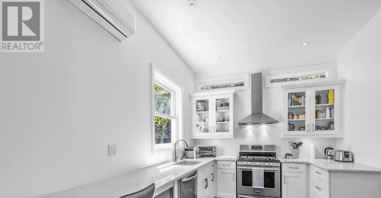 29 Raglan Avenue, Toronto, ON, M6C 2K7 - 4