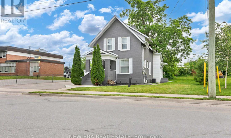 11 Albert Street N
