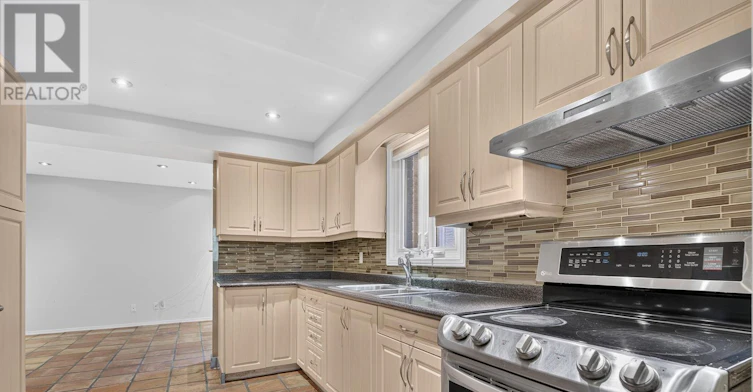MAIN-109 Robert Hicks Drive, Toronto, ON, M2R 3R2 - 11