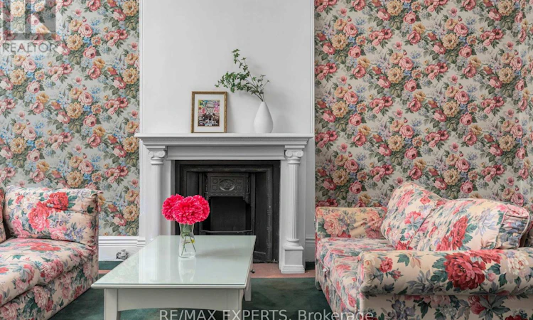382 Bathurst Street