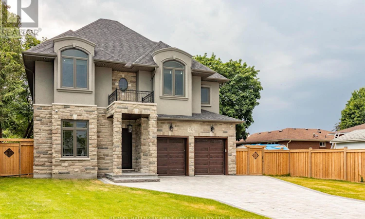 752 Hillview Crescent