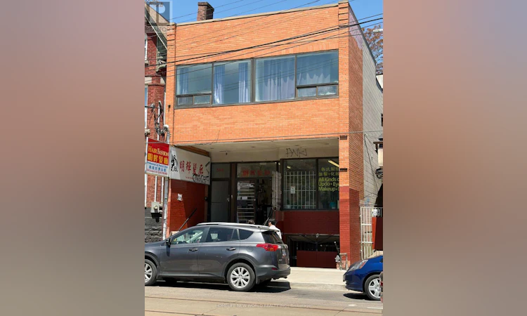 584 Dundas Street W