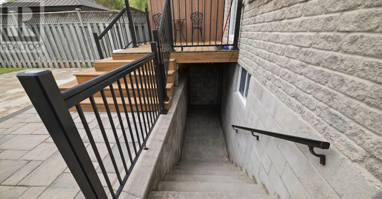 1036 Caven Street, Mississauga, ON, L5G 4J4 - 4