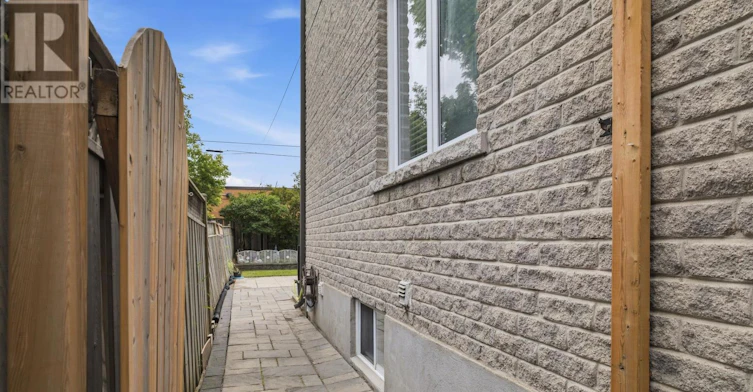 1036 Caven Street, Mississauga, ON, L5G 4J4 - 3