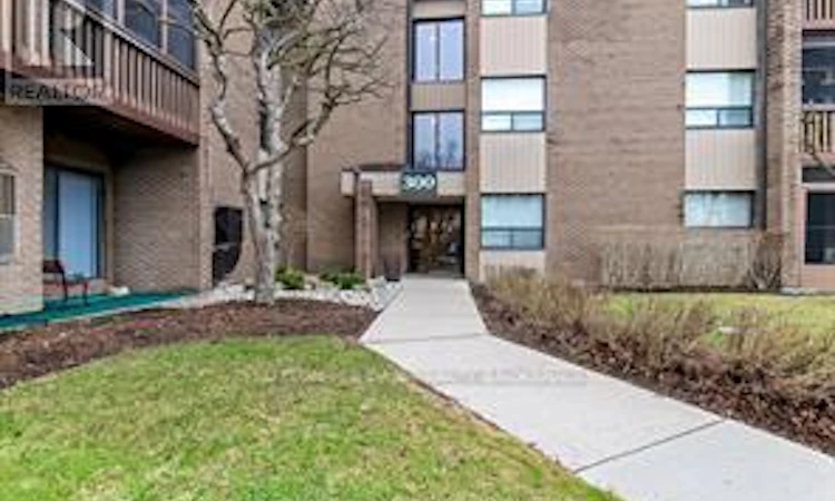 214-300 Everglade Crescent