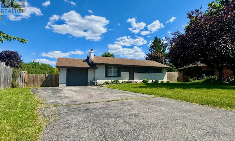 571 Everglade Crescent