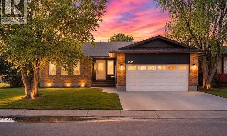 1262 James Crescent