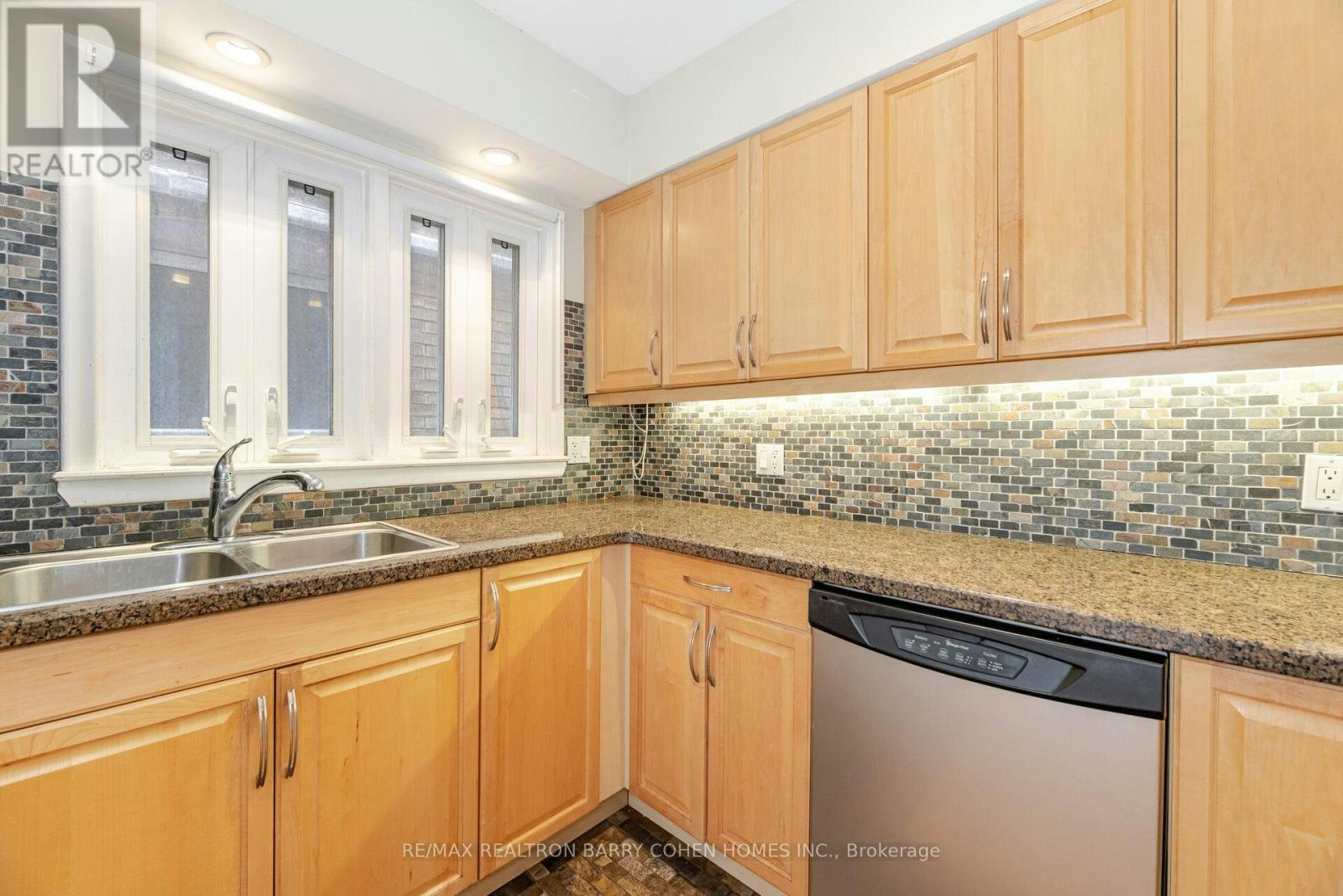 2-475 Winona Drive, Toronto, ON, M6C 3V2 - 11