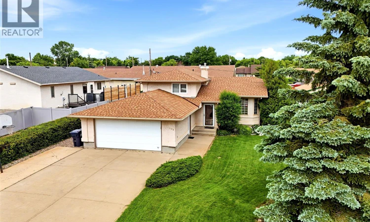 105 Courtside Crescent