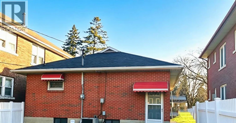 BR 1 MAIN-787 2 Campbell, Windsor, ON, N9B 2H6