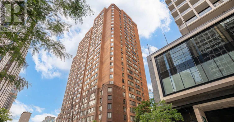 803-633 Bay Street, Toronto, ON, M5G 2G4