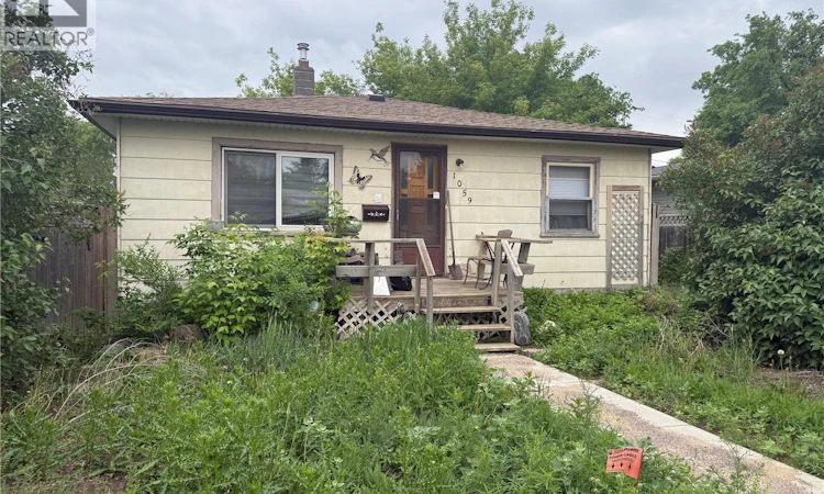 1059 Caribou Street W