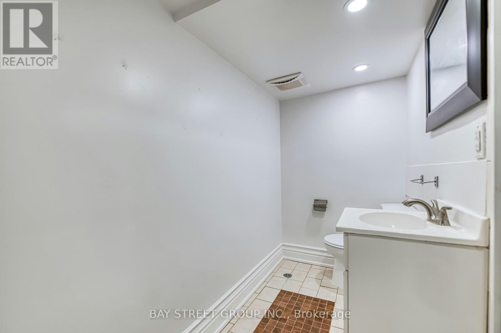 BSMT-99 Cherrywood Drive, Newmarket, ON, L3Y 2X6 - 20