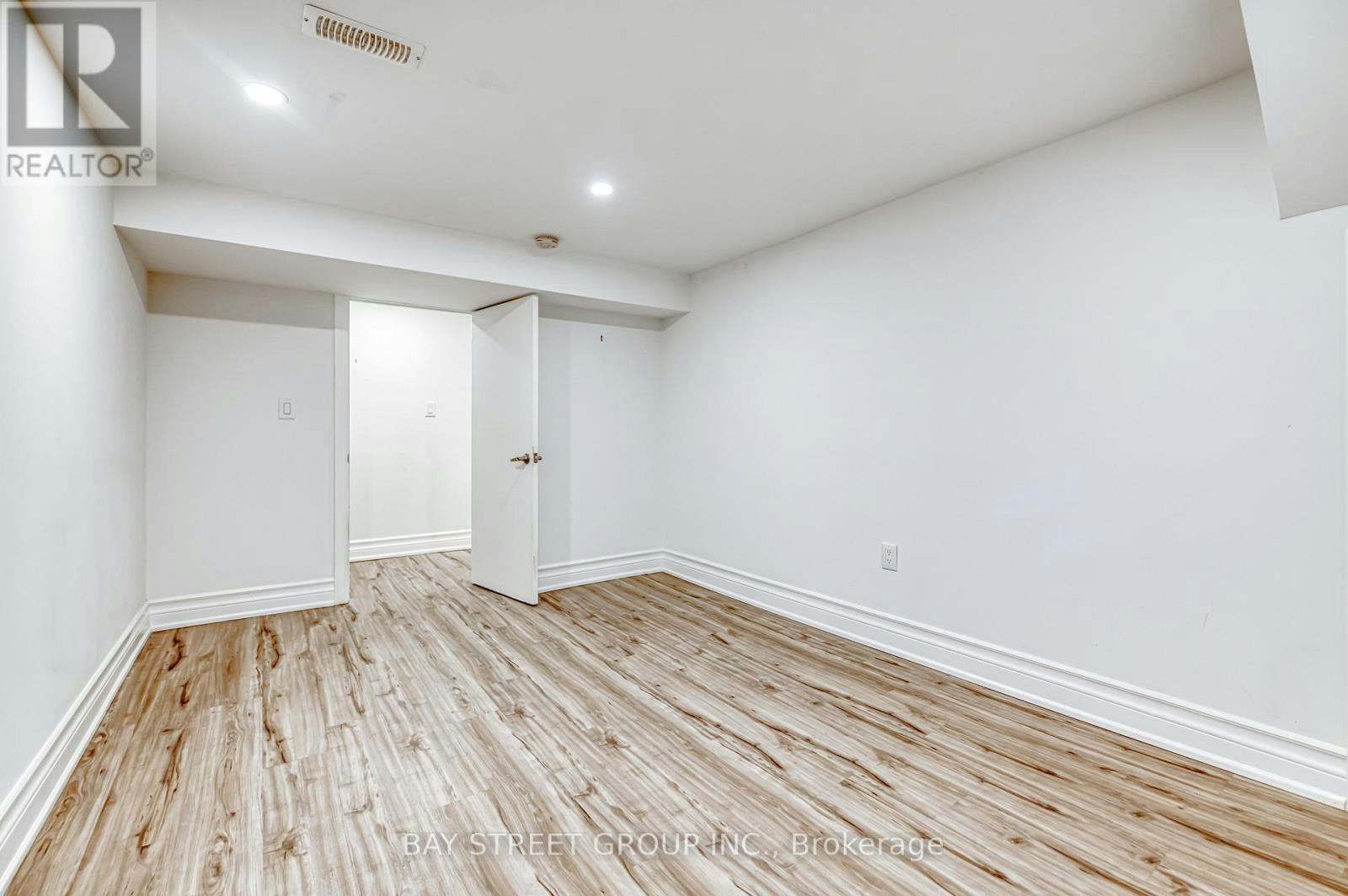 BSMT-99 Cherrywood Drive, Newmarket, ON, L3Y 2X6 - 16