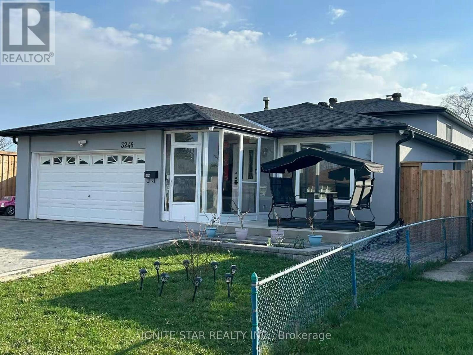 3246 Oakglade Crescent, Mississauga, ON, L5C 1X3 - 2
