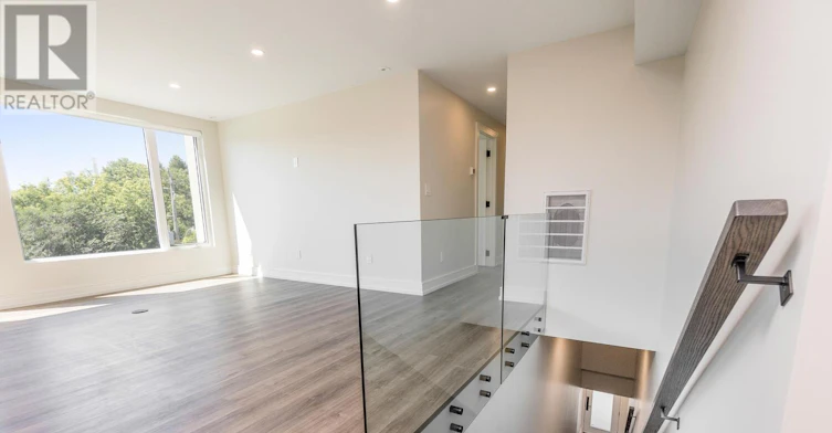 4-109 Rhodes Avenue, Toronto, ON, M4L 3A2 - 4
