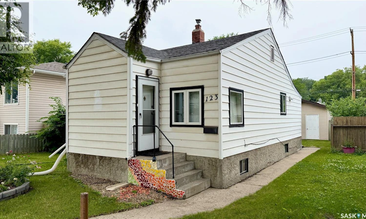 123 Ruth Street E
