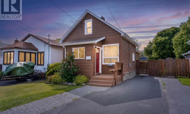 124 Empress Avenue S