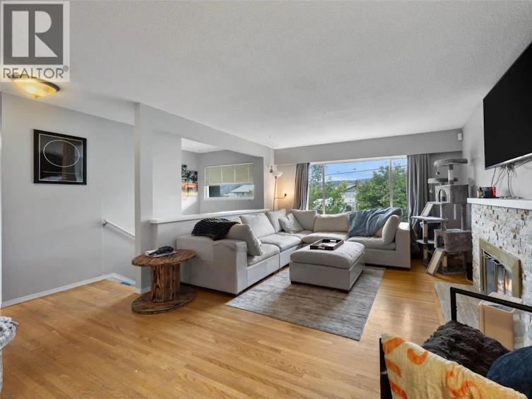 740 Sherwood Drive, Kamloops, BC, V2B 4E5 - 2