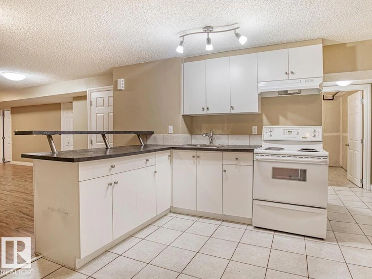 9072 52 Street NW, Edmonton, AB, T6B 1G2 - 13