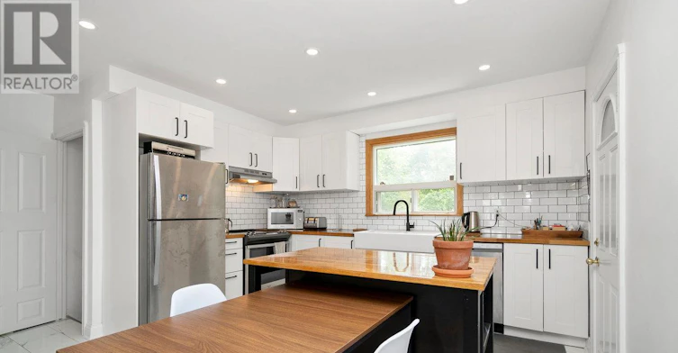 22 Beaucourt Road, Toronto, ON, M8Y 3G2 - 7