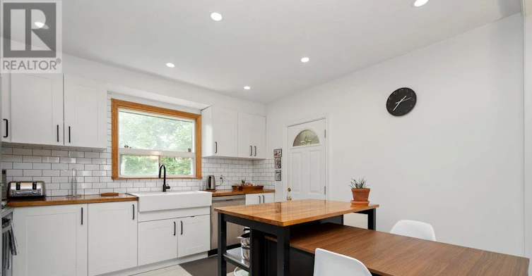 22 Beaucourt Road, Toronto, ON, M8Y 3G2 - 11