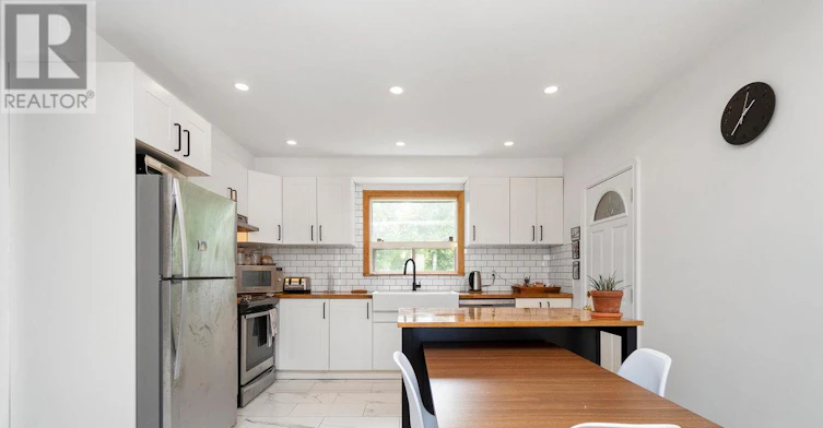 22 Beaucourt Road, Toronto, ON, M8Y 3G2 - 8