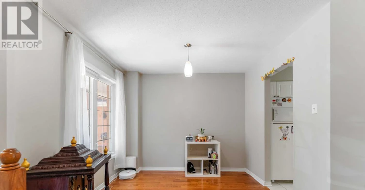 16 Cohen Avenue, Ottawa, ON, K2L 4E9 - 9