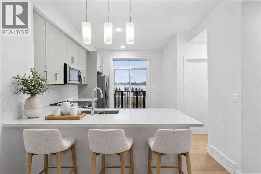 302-30 Rochester View NW, Calgary, AB, T3L 0M8