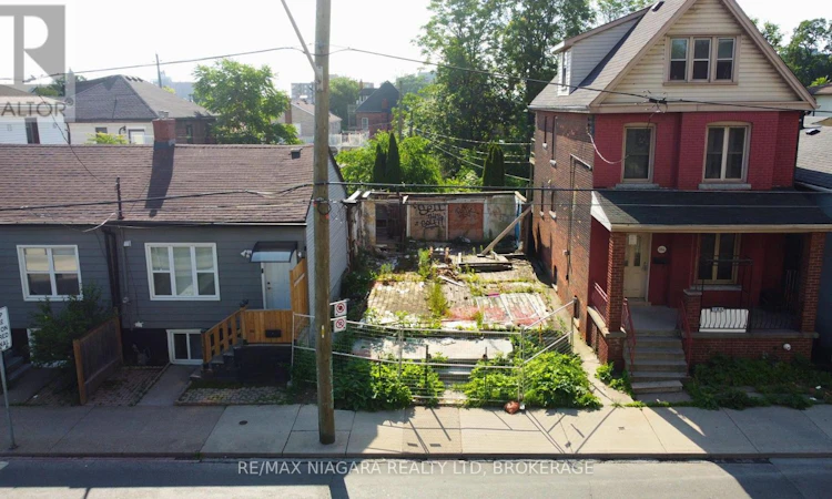 186 John Street N