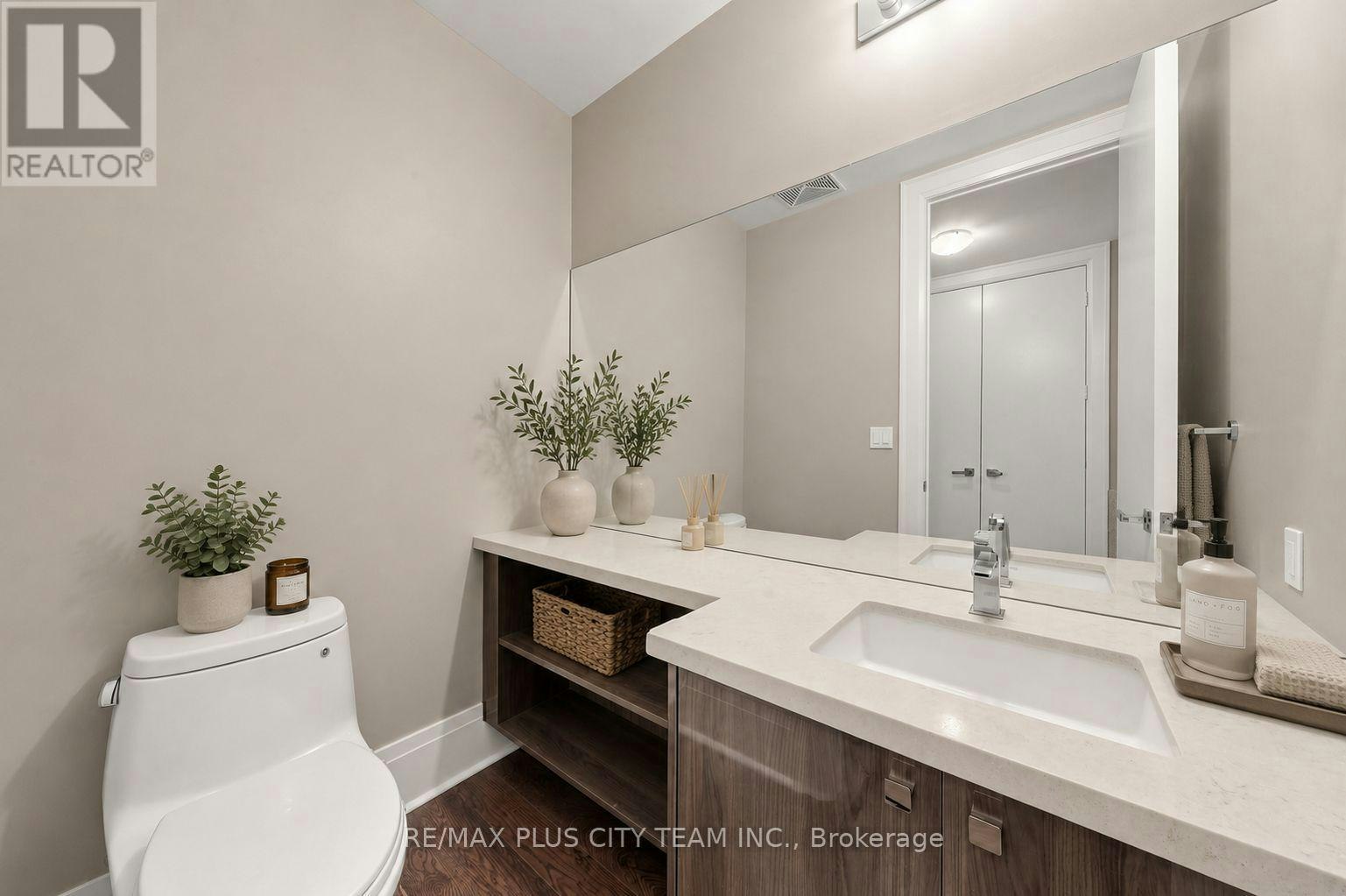 TH122-29 Queens Quay E, Toronto, ON, M5E 0A5 - 7
