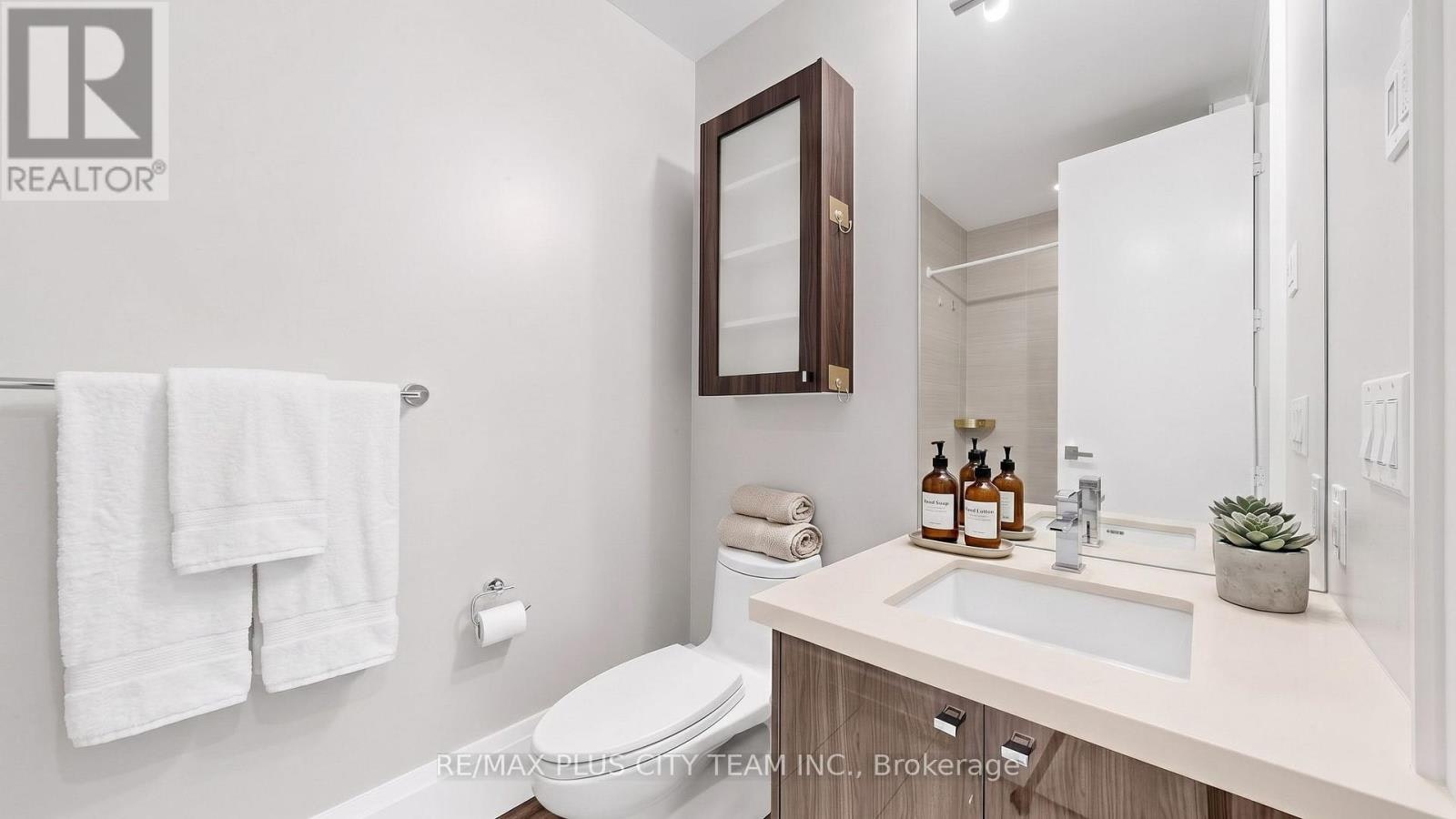 TH122-29 Queens Quay E, Toronto, ON, M5E 0A5 - 11