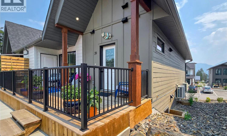 39-2096 Pine Tree Lane