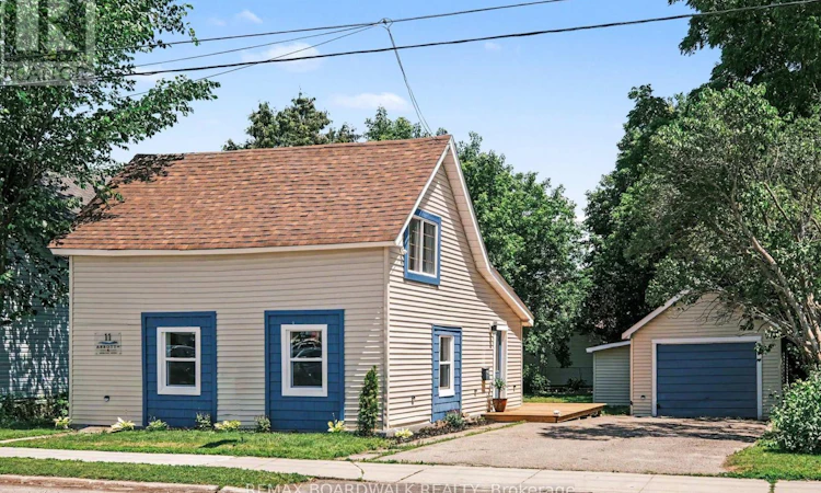11 Abbott Street S