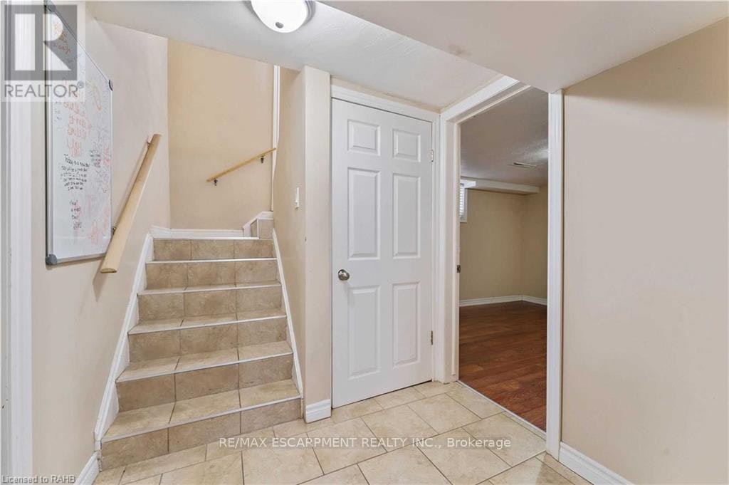 BASEMENT-864 Upper Ottawa Street, Hamilton, ON, L8T 3V5 - 3