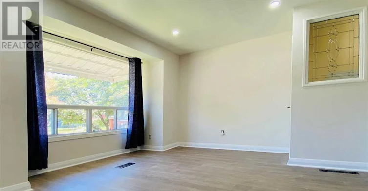 2 Mendip Crescent, Toronto, ON, M1P 1Y4 - 3
