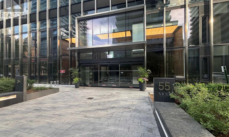 TH10-55 Charles Street E