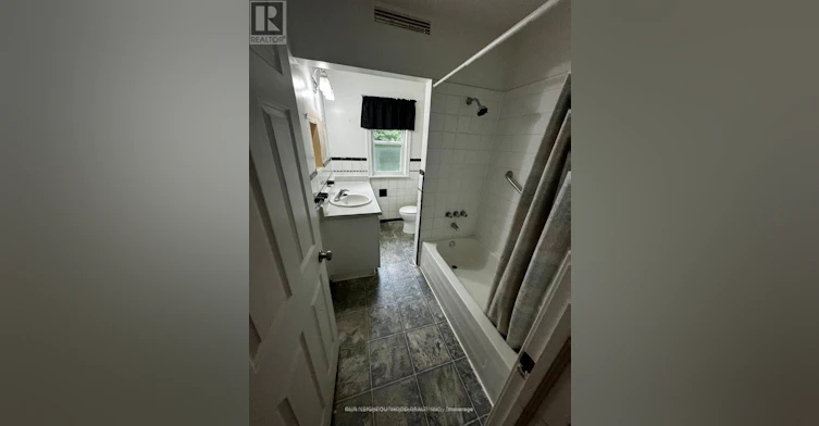 UPPER-105 Poyntz Avenue, Toronto, ON, M2N 1J3 - 5
